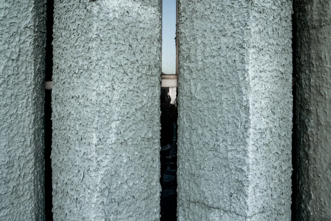 Détail de pont thermique à la jonction moulure EPS et isolant