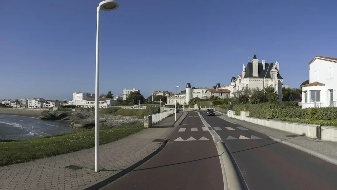 Votre façade en bord de mer se dégrade deux fois plus vite : le choix de matériau que le climat tranche à votre place