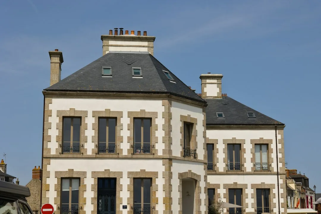 La corniche n&rsquo;est pas un ornement : elle décide de la durée de votre façade